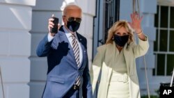 El presidente de EE. UU., Joe Biden, acompañado de su esposa, la primera dama Jill Biden, en el Jardín sur de la Casa Blanca el viernes 12 de marzo de 2021.