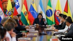 El presidente venezolano Nicolás Maduro habla con los cancilleres de Unasur en el Palacio de Miraflores, en Caracas.