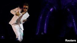 Bieber fue recibido con abucheos de una parte del público cuando por fin saltó al escenario.