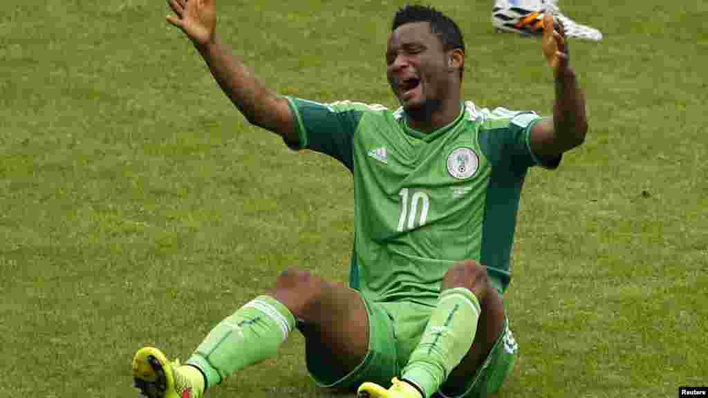 Le Nigérian John Obi Mikel a fait une faute après avoir chuté lors de son match de football du Groupe F de la Coupe du monde 2014 contre l&#39;Argentine au stade Beira Rio à Porto Alegre le 25 juin 2014.