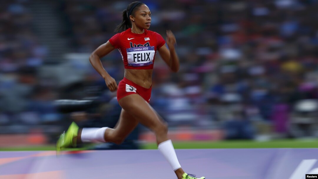 Pelari AS, Allyson Felix, saat berlaga di putaran pertama lari 200 meter di Olimpiade London 2012 (6/8). Para pelari tercepat dunia akan bertanding dalam final lari 200 meter di Stadion Olimpiade, hari ini (8/8).