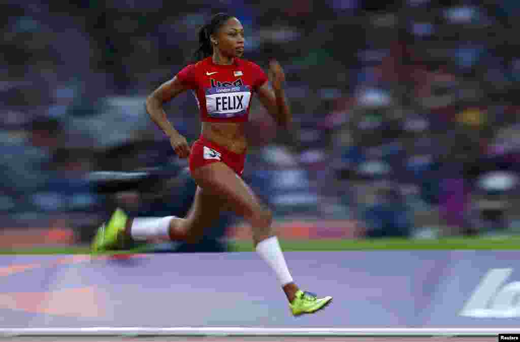 Allyson Felix of the U.S. runs down the track during her women's 200m round 1 heat at the London 2012 Olympic Games at the Olympic Stadium August 6, 2012. REUTERS/Eddie Keogh (BRITAIN - Tags: SPORT OLYMPICS SPORT ATHLETICS TPX IMAGES OF THE DAY) 