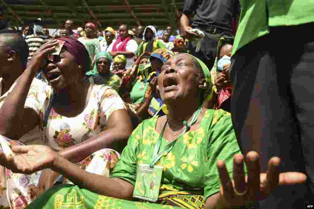 Mulheres choram a morte do Presidente John Magufuli, no estádio Uhuru, Dar es Salam, Tanzânia. 20 de Março 2021