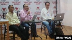 (Ki-ka) Ekonom dan Anggota PAN Dajad Wibowo, Ekonom Senior Rizal Ramli, Direktur Hubungan Internasional Prabowo-Sandi Irawan Ronodipuro di Media Center Prabowo-Sandi, di Jalan Sriwijaya, Kebayoran Baru, Jakarta Selatan, Jumat (9/11). (Foto: VOA/Ghita)