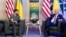 Presiden AS Joe Biden (kanan) berbicara dengan Presiden Ukraina Volodymyr Zelenskyy di sela-sela KTT NATO di Vilnius, Lithuania 12 Juli 2023. 