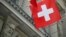 스위스 수도 베른의 연방청사 건물에 스위스 국기가 걸려있다.