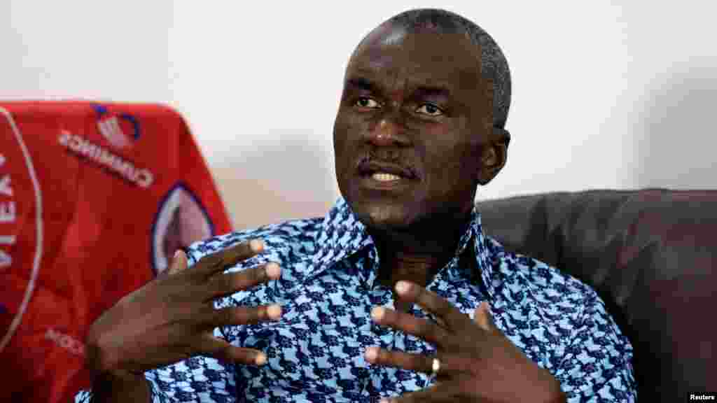 Alexander Cummings, candidat à la présidence du Congrès national alternatif (ANC), parle lors d'un entretien avec Reuters à Monrovia, au Libéria, le 8 octobre 2017.