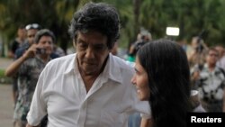 Yoani Sánchez informó por Twitter que su esposo, Reinaldo escobar, fue detenido.