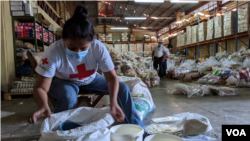 Uno de los centros de acopio de ayuda humanitaria para los damnificados de los huracanes Eta e Iota en Managua, Nicaragua. [Foto: Miguel Bravo, VOA]