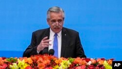 ARCHIVO - El presidente de Argentina, Alberto Fernández, pronuncia un discurso en el escenario durante el Foro de la Franja y la Ruta en el Gran Salón del Pueblo en Beijing, el miércoles 18 de octubre de 2023.