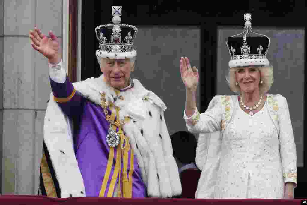 بعد از مراسم رسمی &nbsp;تاجگذاری چارلز سوم و همسرش کامیلا به عنوان شاه و ملکه بریتانیا آنها دبر روی بالکن مشهور کاخ باکینگهام حضور یافتند.