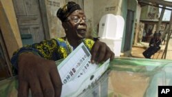 A man casts his vote at a polling unit in Dugbe neighborhood during the governorship election in Ibadan, southwest Nigeria, April 26, 2011.