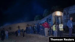 26일 이집트 소하그 인근 열차 추돌 사고 현장에서 구조대원 등이 활동하고 있다. 