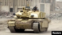 Танк Challenger 2 британської 7-ї бронетанкової бригади у місті Басра на півдні Іраку, 31 березня 2003 року. Reuters 