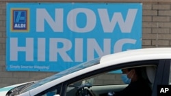 Un rótulo anunciando puestos de trabajo en un supermercado Aldi, en Morton Grove, Illinois, el 8 de mayo del 2021.