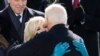 La primera dama de EE. UU., Jill Biden, abraza a su esposo, Joe Biden, el día de la investidura de éste como 46º presidente de la nación, el 20 de enero de 2021. Jill Biden viste guantes fabricados por Wing+Weft Gloves. 