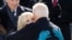 La primera dama de EE. UU., Jill Biden, abraza a su esposo, Joe Biden, el día de la investidura de éste como 46º presidente de la nación, el 20 de enero de 2021. Jill Biden viste guantes fabricados por Wing+Weft Gloves. 