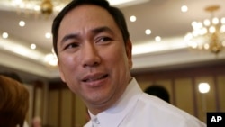 Philippine Energy Secretary Jericho Petilla talks to foreign correspondents during a forum with President Benigno Aquino, Oct. 23, 2013 in Manila. 