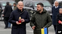 El presidente de Ucrania, Volodymyr Zelenskyy (derecha), y el canciller alemán, Olaf Scholz, asisten a una ceremonia en homenaje a los soldados caídos cerca del Monumento Nacional a la Memoria del Pueblo en Kiev, Ucrania, el lunes 2 de diciembre de 2024. Foto AP/Evgeniy Maloletka