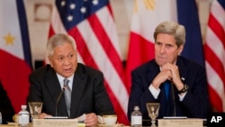 Philippines Secretary of Foreign Relations Albert Del Rosario, left, speaks while Secretary of State John Kerry listens during a meeting between the U.S. and the Philippines delegation in Washington on Jan. 12, 2016.