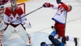 Finland&#39;s Lauri Korpikoski (28) hits Russia&#39;s Alexei Yemelin (right) as Russia&#39;s goalie Semyon Varlamov follows the puck during the second period of their men&#39;s quarter-final ice hockey game, Sochi, Feb. 19, 2014. 