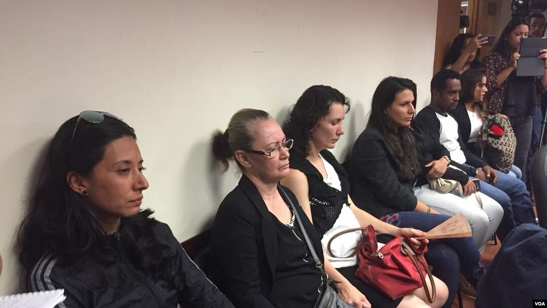 Familiares de Oscar Pérez y otros opositores del gobierno que murieron en un operativo oficial para capturarlos, asisten a una sesión de la Asamblea Nacional donde se creó una comisión para investigar la muerte del grupo.