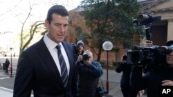 Ben Roberts-Smith (kiri), tiba di Pengadilan Federal di Sydney, Rabu, 9 Juni 2021. (AP/Rick Rycroft)