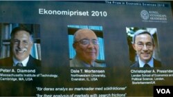 Tiga pemenang hadiah Nobel Ekonomi, dari kiri: Peter Diamond, Dale Mortensen, dan warga Inggris Christopher Pissaride.