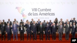 Dignatarios, primeros ministros y jefes de Estado durante la foto grupal de la VIII Cumbre de las Américas en Lima, Perú, el sábado 14 de abril, de 2018.