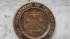 El escudo del departamento del Tesoro de Estados Unidos puede verse en esta imagen tomada la sede de federal en Washington.