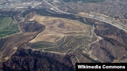 Tempat pembuangan akhir (TPA) Puente Hills di California yang sedang dikonversi menjadi taman (foto: Wikipedia). 