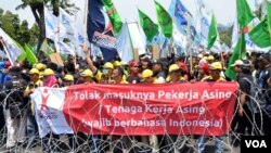 Ribuan buruh berdemonstrasi di Jakarta, menolak adanya pemutusan hubungan kerja (1/9). (VOA/Fathiyah Wardah)