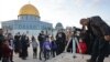 Seorang pria menggunakan teleskop untuk melihat hilal dalam penandaan awal bulan Ramadan di komplek Masjid Al-Aqsa di Yerusalem, pada 10 Maret 2024. (Foto: AFP/Ahmad Gharabli)