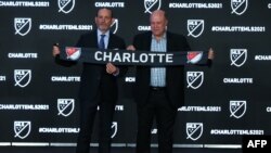 Don Garber, président de la LMS, à gauche, et David Tepper, président de Charlotte, lors d'une conférence de presse, USA, le 17 décembre 2019