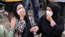 Warga tampak menangis saat gedung apartemen tempat mereka tinggal hancur akibat serangan Israel ke Beirut, Lebanon, pada 11 Oktober 2024. (Foto: AP/Hassan Ammar)