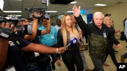 El expresidente panameño Ricardo Martinelli camina en el Aeropuerto Internacional de Tocumen, en Ciudad de Panamá, el miércoles 25 de enero de 2023.