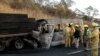 Petugas pemadam kebakaran bekerja di lokasi kecelakaan antara mobil van turis dan truk kargo di jalan raya Lagos de Moreno di Zapotlanejo, Negara Bagian Jalisco, Meksiko, 18 Desember 2019., sebagai ilustrasi (Foto: AFP)