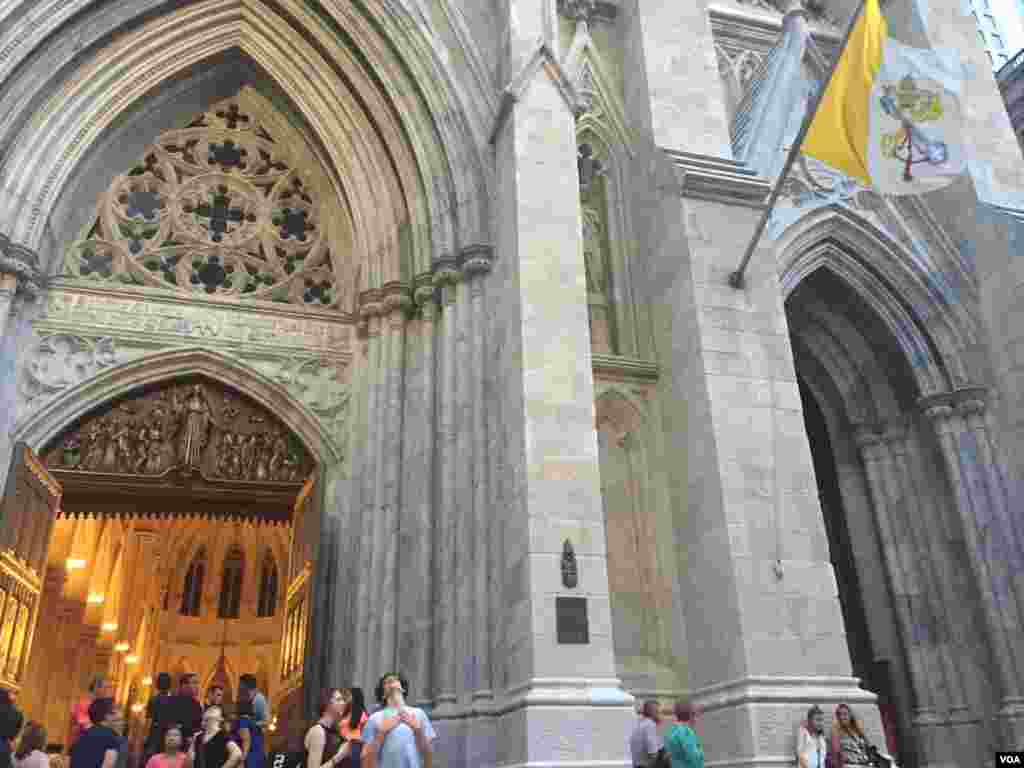 Katedral St. Patrick di Manhattan, New York, tempat Paus Fransiskus akan mengatakan doa malam (19/8). (VOA/S. Lemaire)