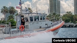 Una embarcación del servicio de Guardacostas de EE.UU. patrulla las aguas de la Bahía de Miami, Florida. [Foto de archivo]