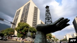 ARCHIVO - Una escultura de una mano sosteniendo una plataforma de perforación petrolera se muestra afuera de la compañía petrolera estatal Petróleos de Venezuela S.A. (PDVSA) en Caracas el 26 de febrero de 2025.