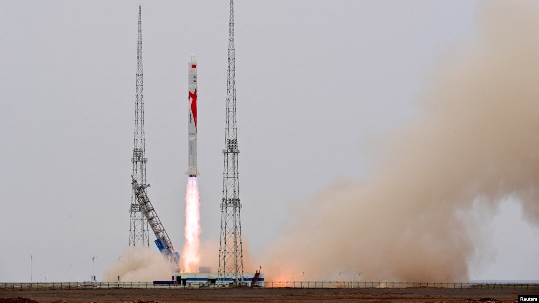 The Zhuque-2 Carrier Rocket, roket oksigen metana-cair oleh perusahaan Cina Landspace, lepas landas dari pusat peluncuran satelit Jiuquan, dekat Jiuquan, Provinsi Gansu, Cina 12 Juli 2023. (Foto: CNSPHOTO via Reuters)
