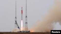 The Zhuque-2 Carrier Rocket, roket oksigen metana-cair oleh perusahaan Cina Landspace, lepas landas dari pusat peluncuran satelit Jiuquan, dekat Jiuquan, Provinsi Gansu, Cina 12 Juli 2023. (Foto: CNSPHOTO via Reuters)