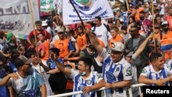 Sindicalistas marchan en Buenos Aires, Argentina, el 28 de octubre de 2021 en demanda por un presupuesto nacional libre de las restricciones del FMI.