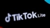 资料照片：法国巴黎展示的中国社交网络应用TikTok Lite的标志。(2024年4月11日）