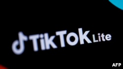 资料照片：法国巴黎展示的中国社交网络应用TikTok Lite的标志。(2024年4月11日）