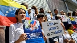 Venezolanos en Argentina protestan frente a la embajada de Venezuela en Buenos Aires el 25 de marzo de 2024, pidiendo que se habilite el registro electoral para poder votar en las próximas elecciones presidenciales del 28 de julio en Venezuela.