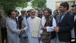 Ứng cử viên tổng thống Afghanistan Abdullah Abdullah (giữa) rời khỏi cuộc họp báo ở thủ đô Kabul, Afghanistan, ngày15/5/2014. 