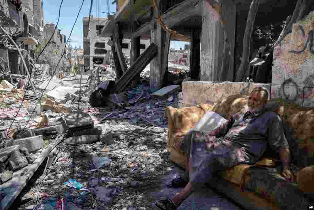 이스라엘과 팔레스타인 무장 정파 하마스의 무력 충돌로 황폐된 가자지구에 한 노인이 앉아있다. 