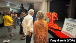 Piezas del vestuario de la cantante cubana Celia Cruz fueron sacados del archivo y mostrados durante la celebración al legado de la "Reina de la salsa" cubana en el Museo Nacional de Historia Estadounidense en Washington.