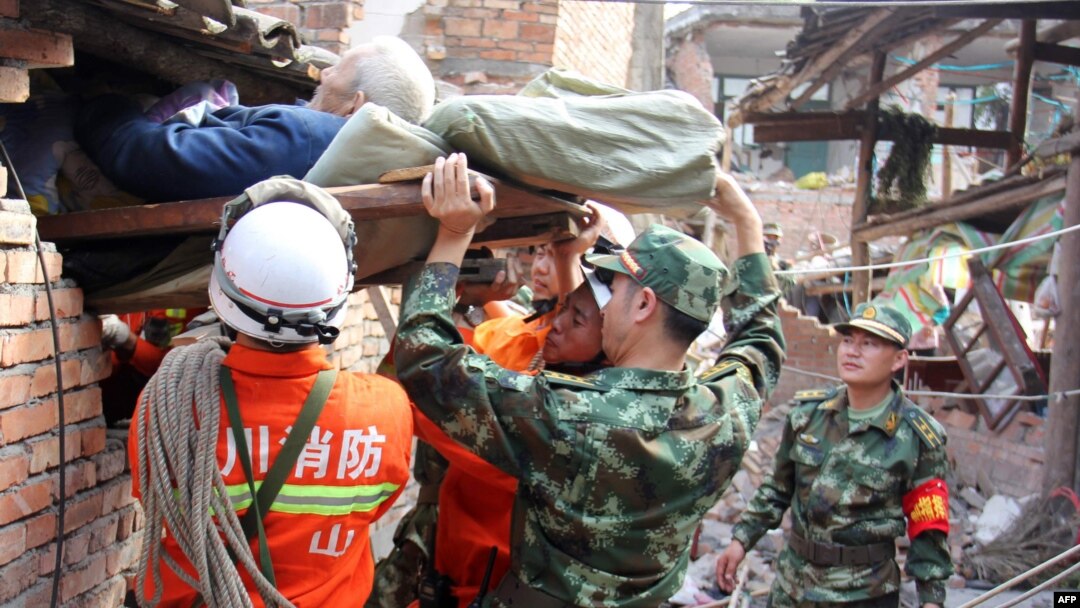 Para petugas penyelamat mengangkut seorang lansia yang mengalami luka-luka akibat gempa di kota Ya'an, provinsi Sichuan, China (20/4). 